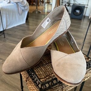 Toms flats super comfy! Just don’t wear anymore